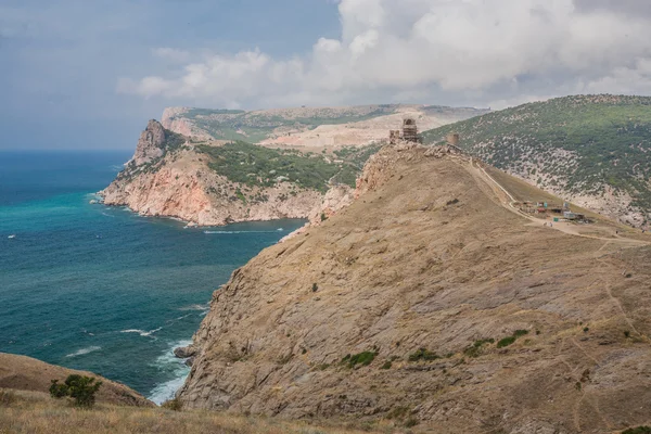 Spiaggia tra scogli e mare — Foto Stock