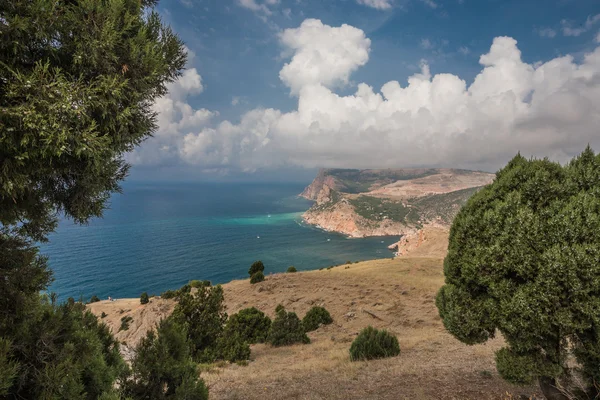 Plage entre rochers et mer . — Photo