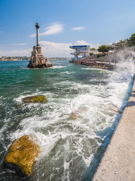 Monument voor de gezonken oorlogsschepen in sevastopol. — Stockfoto