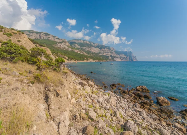 Plaj kayalar ve deniz arasında. — Stok fotoğraf