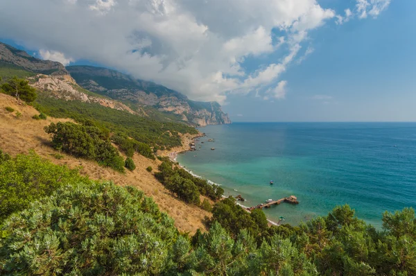 Пляж между скалами и морем — стоковое фото