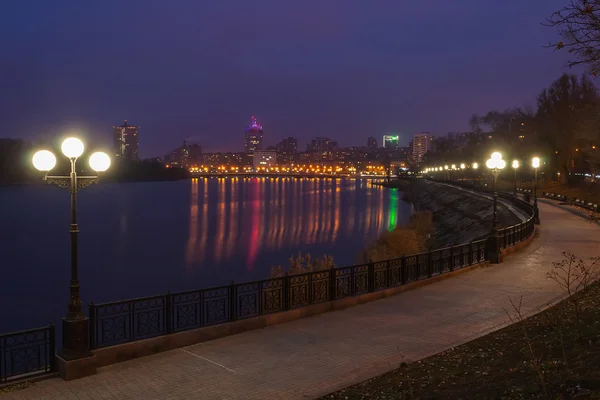 Scena serale del lungomare a Donetsk . — Foto Stock