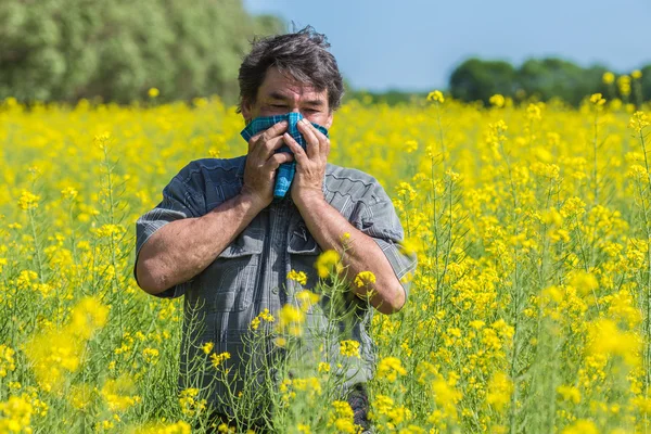 Homem no campo — Fotografia de Stock