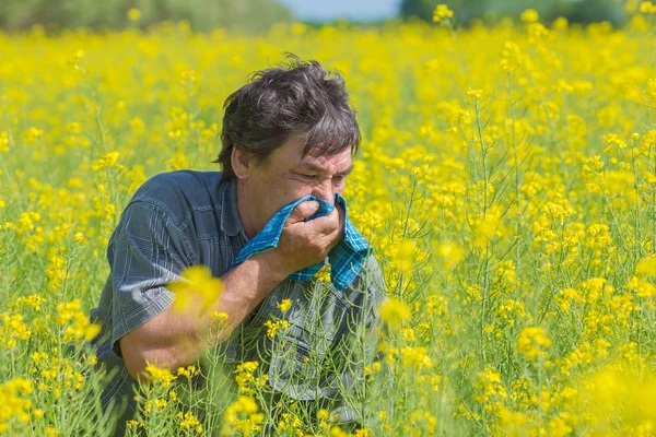 Uomo in campo — Foto Stock