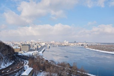 Güneşli bir kış gününde camdan bir köprüden Dinyeper Nehri manzarası, Kiev, Ukrayna