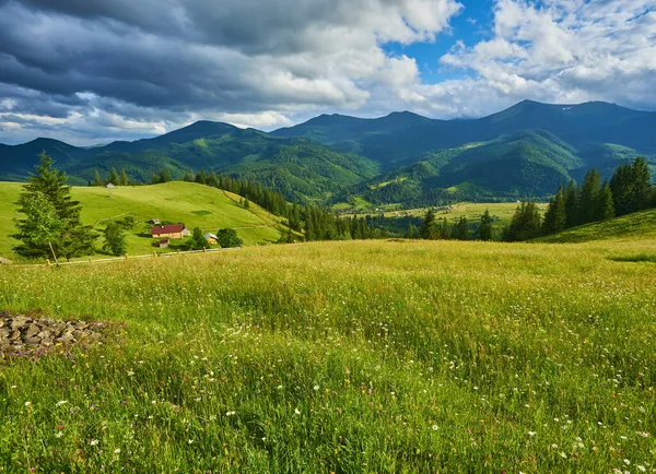 山の中の夏の風景と雲と暗い青空 — ストック写真