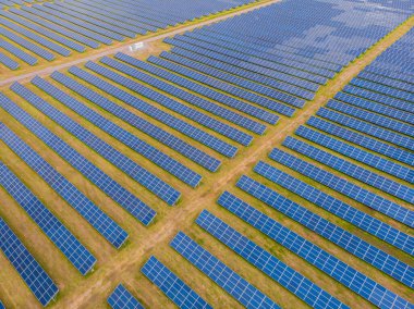 Güneş paneli batan güneşten yeşil, çevre dostu enerji üretir. İHA 'dan hava görüntüsü. Vadinin içinde yer alan bir güneş santralinin manzara resmi