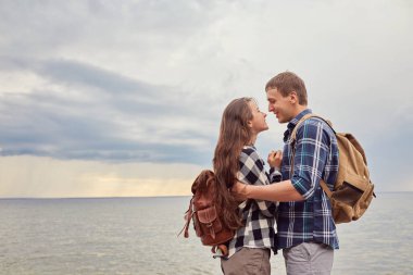 Kırsaldaki gölde mutlu bir çift.