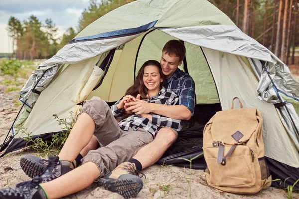 Pareja Acampando Jóvenes Sentados Carpa Mirando Vista — Foto de Stock