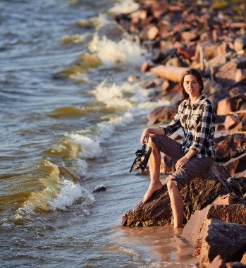 Büyük Tuz Gölü plaj boyunca yürüyen genç kadın. İnsanlarla manzara ve uzay kopyalayın.
