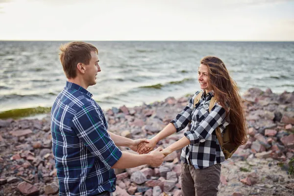 Szczęśliwa Para Nad Jeziorem Wsi — Zdjęcie stockowe