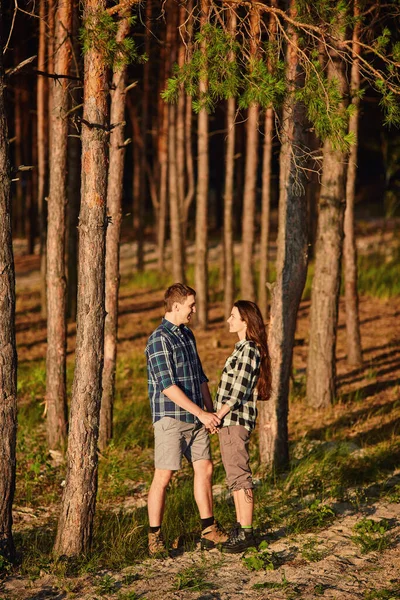 Młoda Para Uśmiechająca Się Siebie Podczas Romantycznej Randki Lesie Silne — Zdjęcie stockowe
