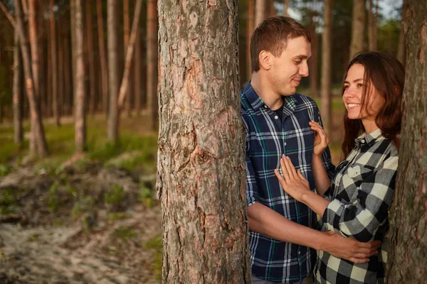 Šťastný Pár Milující Pár Užívající Chvíle Štěstí Parku Láska Něha — Stock fotografie