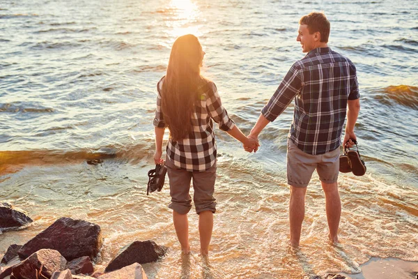 Paar Wandelingen Het Strand Bij Zonsondergang — Stockfoto