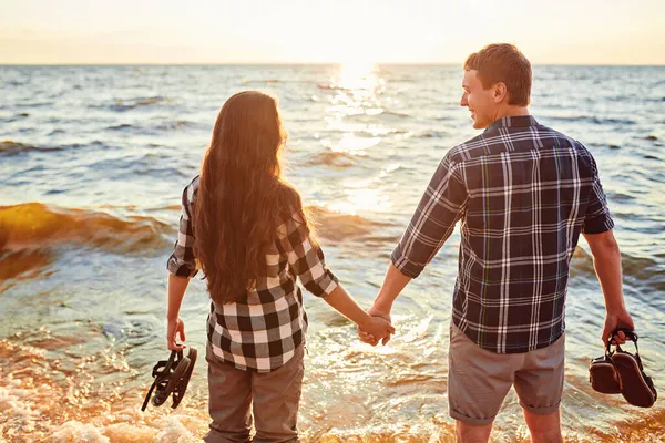 Pareja Caminando Playa Atardecer —  Fotos de Stock