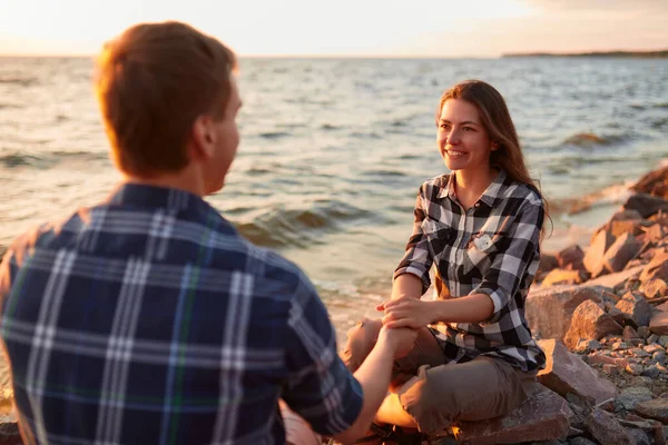 Pareja Joven Divirtiéndose Una Costa Arenosa — Foto de Stock