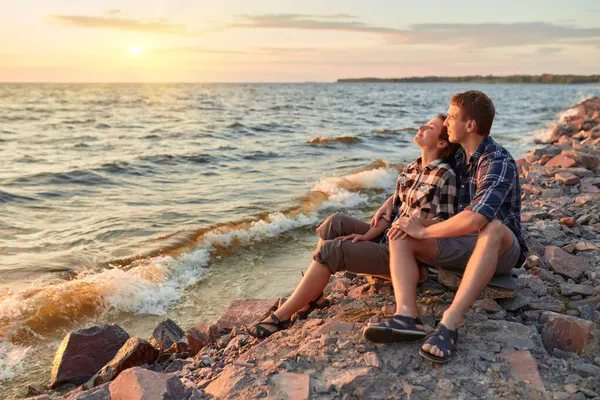 Ungt Par Som Morer Seg Sandkysten – stockfoto