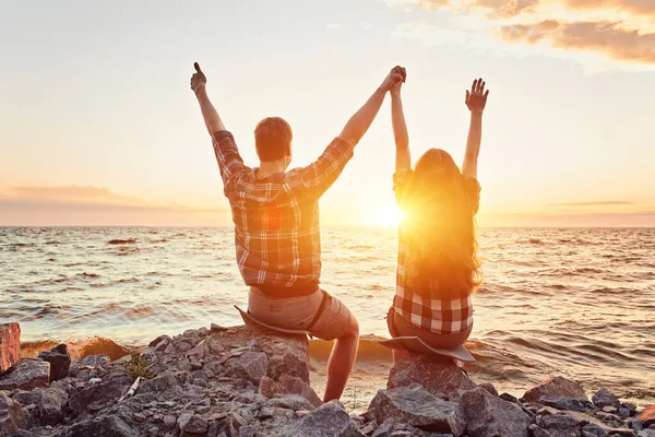 Joven Pareja Silueta Una Playa Mar Fondo Del Atardecer — Foto de Stock