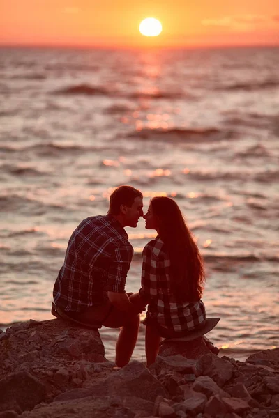 高山湖でキスをするハイカーのカップル — ストック写真