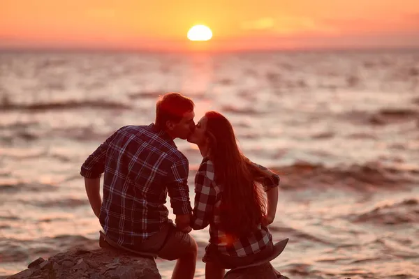 彼と彼女は外出中だ ロマンスと愛 日没の太陽でキス — ストック写真