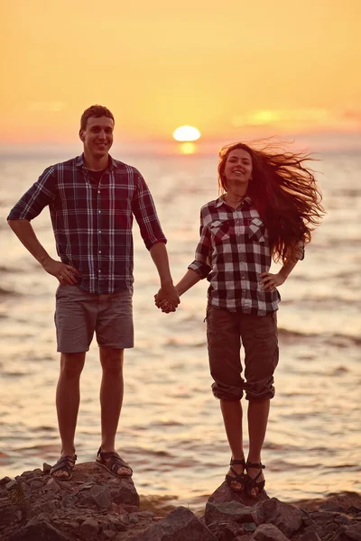 Любящая Пара Веселится Обнимается Пустом Песчаном Морском Пляже Закате — стоковое фото