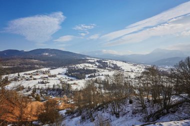 Karpatya dağ kayak merkezinin güzel manzarası, kış karlı manzarası                               