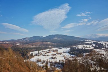 Karpatya dağ kayak merkezinin güzel manzarası, kış karlı manzarası                               