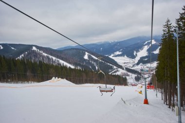 Karpatya dağ kayak merkezinin güzel manzarası, kış karlı manzarası                               