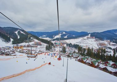 Karpatya dağ kayak merkezinin güzel manzarası, kış karlı manzarası                               