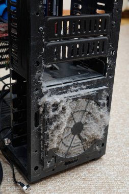 Bilgisayar pc işlemci anakart ve bilgisayar servis talebi parçası ile soğutucu üzerinde toz. Seçici odak.