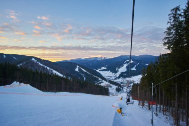 Karpatya dağ kayak merkezinin güzel manzarası, kış karlı manzarası                               
