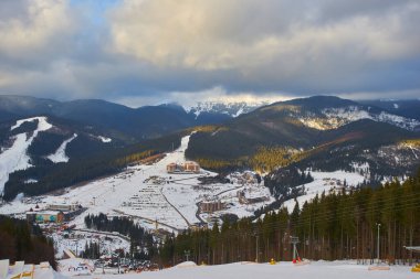Karpatya dağ kayak merkezinin güzel manzarası, kış karlı manzarası                               