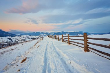 Karpatya dağ kayak merkezinin güzel manzarası, kış karlı manzarası                               