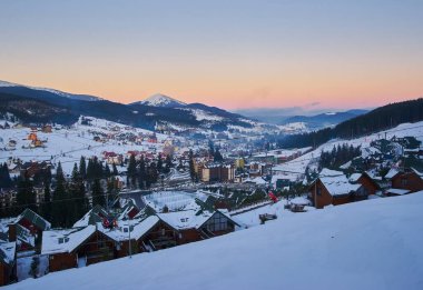 Karpatya dağ kayak merkezinin güzel manzarası, kış karlı manzarası                               