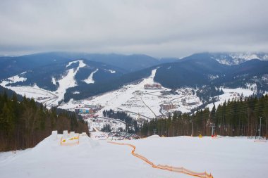 Karpatya dağ kayak merkezinin güzel manzarası, kış karlı manzarası                               