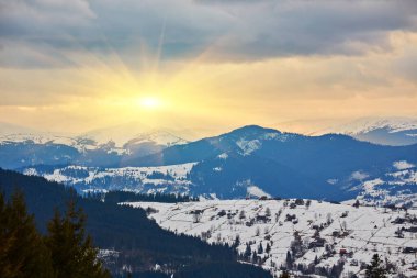 Karpatya dağ kayak merkezinin güzel manzarası, kış karlı manzarası                               