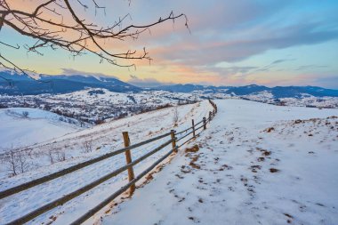 Karpatya dağ kayak merkezinin güzel manzarası, kış karlı manzarası                               