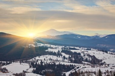 Karpatya dağ kayak merkezinin güzel manzarası, kış karlı manzarası                               