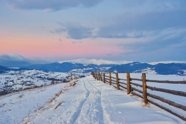 Karpatya dağ kayak merkezinin güzel manzarası, kış karlı manzarası                               