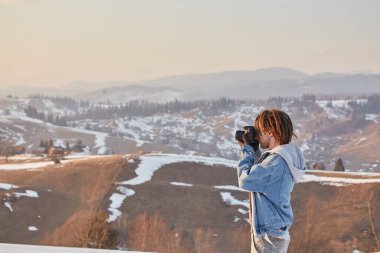 Karlı İskoçya 'da fotoğraf çeken genç adam.
