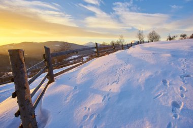 Karpatya dağ kayak merkezinin güzel manzarası, kış karlı manzarası                               