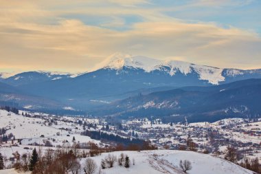 Karpatya dağ kayak merkezinin güzel manzarası, kış karlı manzarası                               