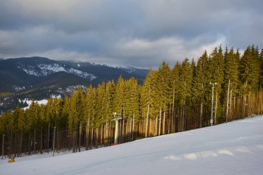 Karpatya dağ kayak merkezinin güzel manzarası, kış karlı manzarası                               