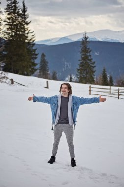 Karlı İskoçya 'da fotoğraf çeken genç adam.