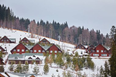 Karpatya dağ kayak merkezinin güzel manzarası, kış karlı manzarası                               