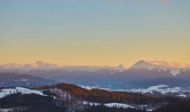 Karpatya dağ kayak merkezinin güzel manzarası, kış karlı manzarası                               