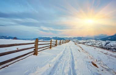 Karpatya dağ kayak merkezinin güzel manzarası, kış karlı manzarası                               
