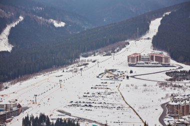 Karpatya dağ kayak merkezinin güzel manzarası, kış karlı manzarası                               