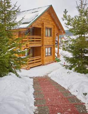 Karpatya dağ kayak merkezinin güzel manzarası, kış karlı manzarası                               