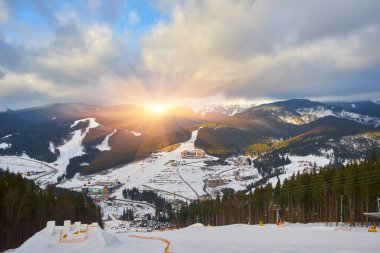 Karpatya dağ kayak merkezinin güzel manzarası, kış karlı manzarası                               